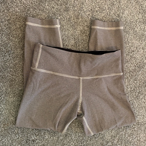 lululemon athletica Pants - [lululemon] Striped Wunder Under Crops - Size 4